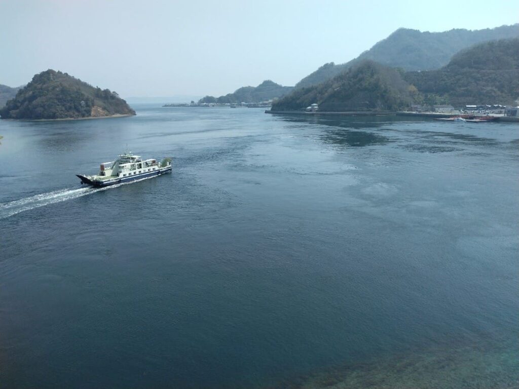 中の瀬戸大橋から見た大崎下島